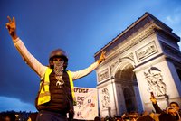 Zájem o protesty žlutých vest opadá. Francouzi vyrazili na nákupy