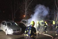 V Letňanech řádil žhář: Na parkovišti hořela auta, plameny se šířily do okolí