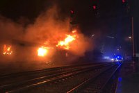 Na nádraží ve Veleslavíně hořelo. Není to poprvé, v lokalitě se zdržují bezdomovci