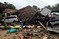 V Indonésii udeřilo silné zemětřesení. Úřady varují před tsunami, lidé panikaří