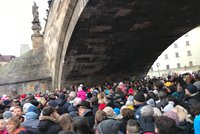 Stovky lidí zpívají po Praze. Pod Karlovým mostem bylo plno, u Kampy se sešli tři králové
