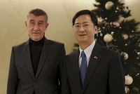 Babiš „žehlil“ u Číňanů problém s telefony. Schůzku „propálila“ ambasáda, premiér i vláda mlčí