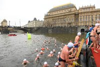 Stovky naháčů naskákaly do Vltavy: Tradičního závodu se zúčastnili malí plaváčci i přemožitelé La Manche