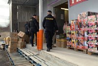 Policisté s celníky si došlápli na prodejce pyrotechniky: Už odhalili první hříšníky