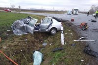 Tragická nehoda zavřela silnici u Mikulova: Senior přejel do protisměru a zemřel