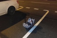 Rodiče zapomněli miminko na parkovišti v Mladé Boleslavi: Leželo na zemi před autoservisem