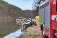 Auto s posádkou vjelo na Mělnicku do rybníka: Jednoho vytáhli potápěči, další hledají ve vodě