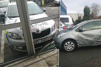 Zdrogovaný cizinec na Rychnovsku naboural policejní auto a bodal do něj nožem: Zničil i policejní celu