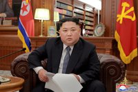 „Poručí větru a mrakům,“ opěvují Kima Číňané. Řečmi o věku ho ale můžou urážet
