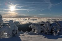 Česko bude bičovat silný vítr. Meteorologové varují i před sněhem a náledím