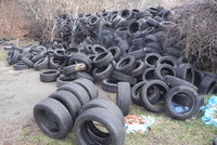 Obří skládka pneumatik, se kterou nikdo nehne: Úřady jsou bezmocné, vlastník je totiž v úpadku