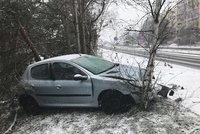 Silnice zaváté sněhem a problémy: V Kobylisích vylétl vůz z vozovky, ve Velkých Přílepech stojí kolony