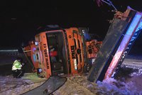 Nehoda sypače v Libni: Převrátil se na bok, řidič se nemohl z auta dostat ven