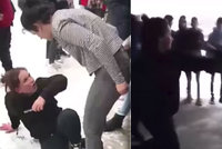 Placené zápasy školáků! Brutální video rvačky dvou děvčat (15) se šíří internetem