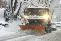 Sněhová kalamita na jihu Moravy: Uzavřené silnice, hodinová zpoždění u autobusů