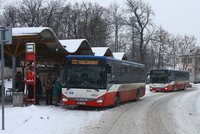 Sněhová spoušť ochromila dopravu na Praze-východ. Autobusy mají velká zpoždění, některé nevyjely