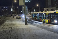 Za Prahou zapadl autobus ve sněhu. Potíže má kvůli počasí celá řada spojů