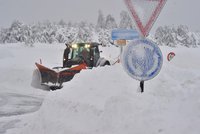 Sněhová kalamita: D1 zastavily kamiony, Boží Dar je po dvou dnech přístupný