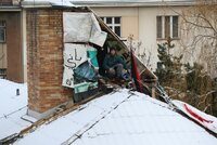 Aktivisté z Kliniky stále sedí na střeše: Doufají v zázrak a návrat domů