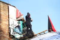 Aktivisté na střeše Kliniky: „Bydleli uvnitř, vyhodit je uprostřed zimy je nesmyslné,“ řekl člen centra Ort v Epicentru