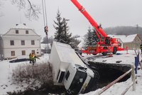 Sníh, pot a olej: Hasiči na Bruntálsku tahali náklaďák ze zamořené řeky: Řidička autobusu zaparkovala ve škarpě