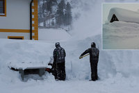 Lyžaři pozor, přívaly sněhu uzavřely oblíbená střediska. Co se zmařenou dovolenou?