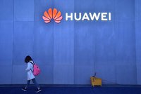Celoevropská stopka pro Huawei? Komise zvažuje pro giganta zákaz na mobilní síť 5G