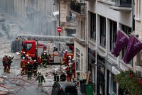 Hasiči prohledávají trosky po výbuchu v centru Paříže. Jeden člověk se pohřešuje
