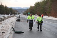 Zavřená dálnice z Prahy do Příbrami: Srazila se tu tři auta, pro vážně zraněnou přiletěl vrtulník
