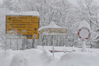 Obce odříznuté od zbytku světa a laviny. Rakousko a Bavorsko bojují s přívaly sněhu