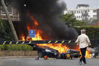 Po útoku na luxusní hotel je nejméně 14 mrtvých. Islamisté udeřili v Keni