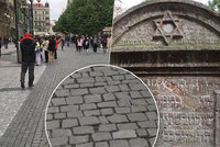 Dlažební kostky z židovských náhrobků? V centru Prahy se po nich chodí přes třicet let!