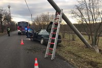 Kuriózní nehoda u Prahy: Muži autem sejmuli sloup a utekli! Byli namol, k řízení se žádný nepřiznal