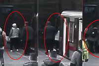 VIDEO: Senior (75) vrávoral, pak „zahučel“ do kolejiště! Z nebezpečí ho vysvobodili strážník a cestující