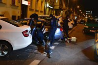 Rozruch v Opletalově: Policisté ve voze našli drogy i zbraň. Naštěstí to byla atrapa