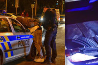 Rozruch v Opletalově: Policisté ve voze našli drogy i samopal! Mělo jít o atrapu