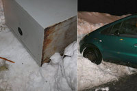 Sníh zavařil zlodějům v Harrachově. Ukradený trezor jim uvízl v závěji