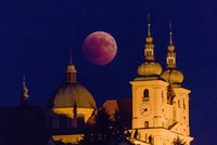 Zatmění Měsíce uvidí i v Česku. V pondělí si přivstaňte, bude na co koukat