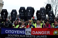 Paříží prošlo 7000 „žlutých vest“. Protest doplnil slzný plyn i symboly rakví