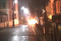 Před soudem v Severním Irsku explodovalo auto. Politici mluví o teroru