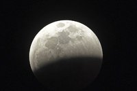 Částečné zatmění Měsíce bude viditelné na jedničku, slibuje meteoroložka