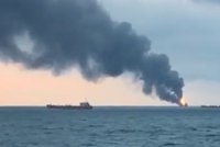Exploze v Kerčském průlivu: Na lodích zemřelo deset lidí, další skákali do ledové vody