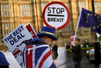 Britové v Česku by s tvrdým brexitem o práva nepřišli. Poslanci schválili speciální zákon