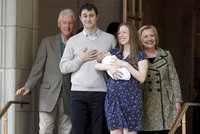 Ke Clintonovým přiletí čáp. Dcera Chelsea (38) oznámila třetí těhotenství