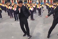 Učitel senzací internetu: Nacvičil tanec se 700 dětmi, trénují o přestávkách