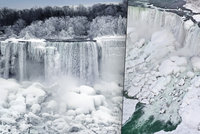 Nádherná podívaná: Zamrzly Niagarské vodopády, teplota v USA klesá až k -25 °C