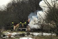 Požár karavanu v Bohnicích: Muž se nadýchal kouře, příčinu zjišťuje vyšetřovatel