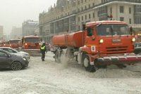 Sněhové závěje, nehody a zrušené lety: Ochromená Moskva dál bojuje s kalamitou