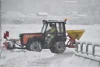 Morava pod sněhem: Desítky nehod, zpoždění v MHD a 240 tun soli na silnicích v Brně