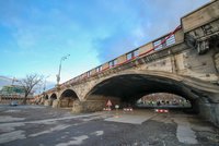 Hlávkův most rozvibruje speciální přístroj: Testování nenaruší provoz aut, chodci ale neprojdou